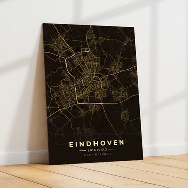 GoalSquare metalen poster van Eindhoven leunend tegen een witte muur in een licht, modern interieur. Sfeervolle wanddecoratie op metaal.
