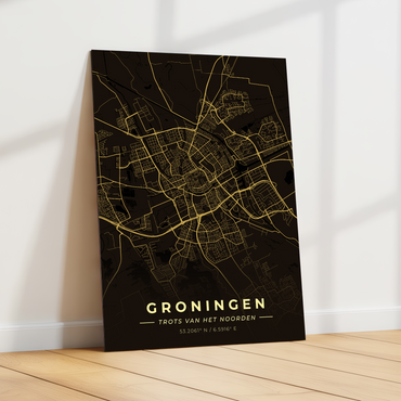 GoalSquare metalen poster van Groningen leunend tegen een witte muur in een licht, modern interieur. Sfeervolle wanddecoratie op metaal.