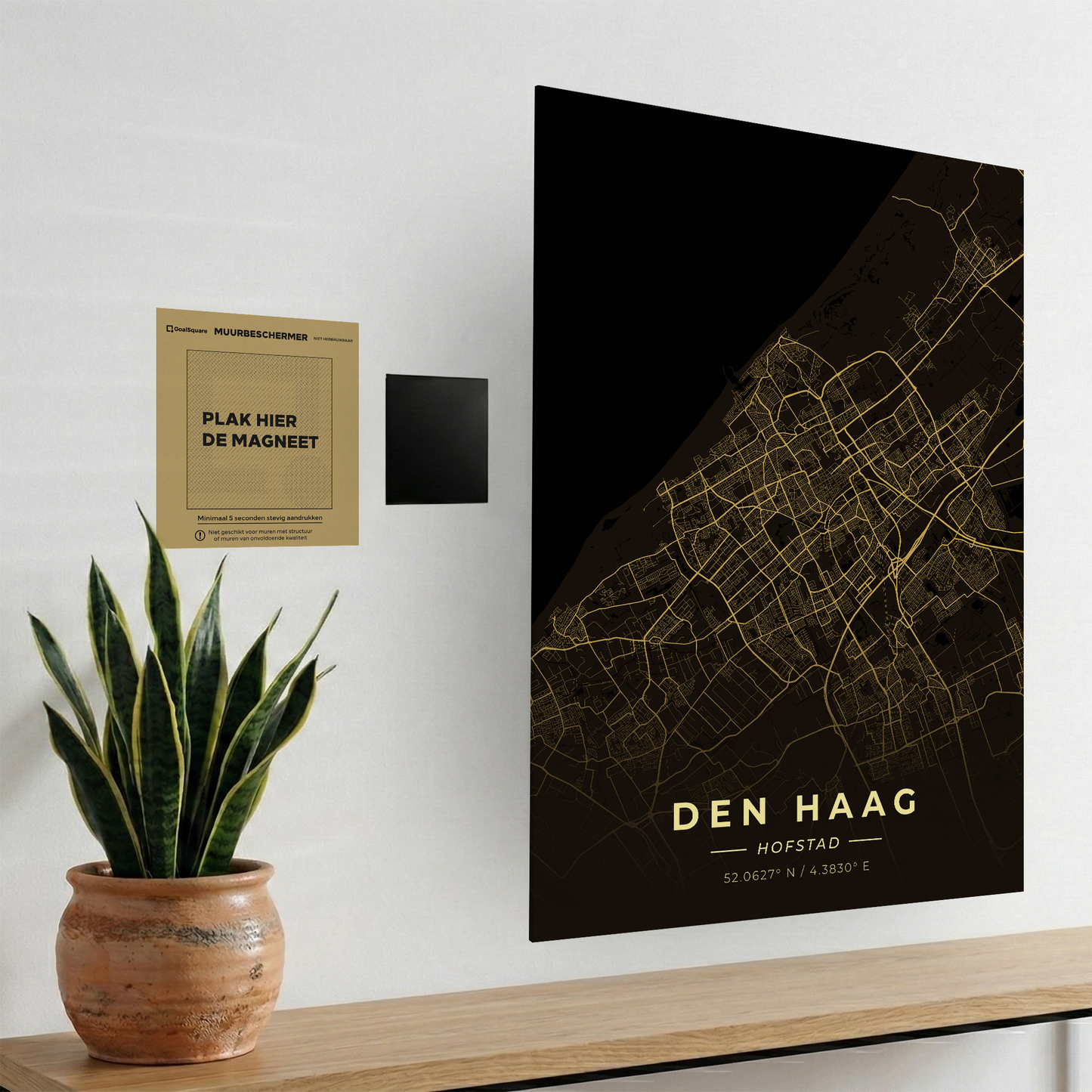 Uitleg van het magnetische ophangsysteem van GoalSquare met de Den Haag poster. Boorvrij, eenvoudig en strak ophangen.