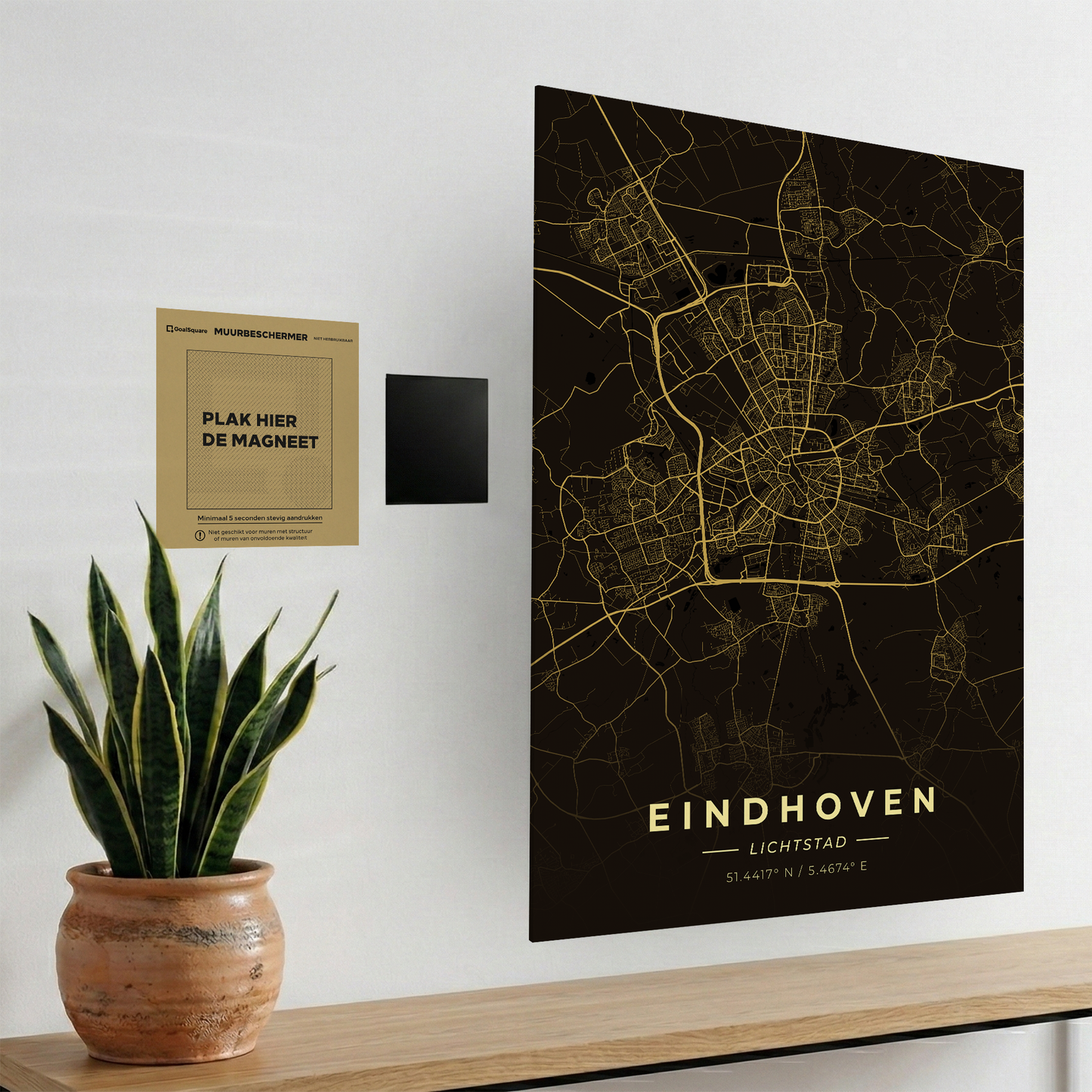 Uitleg van het magnetische ophangsysteem van GoalSquare met de Eindhoven poster. Boorvrij, eenvoudig en strak ophangen.