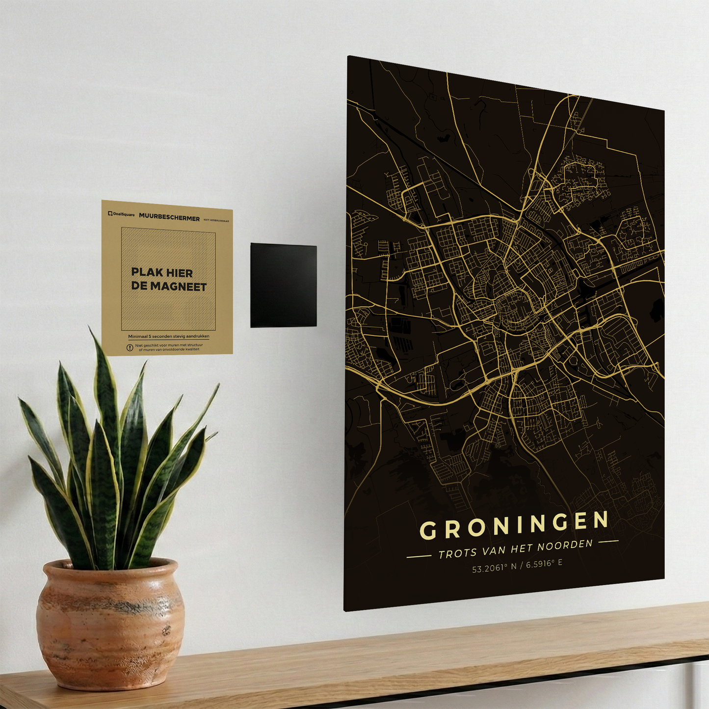 Uitleg van het magnetische ophangsysteem van GoalSquare met de Groningen poster. Boorvrij, eenvoudig en strak ophangen.