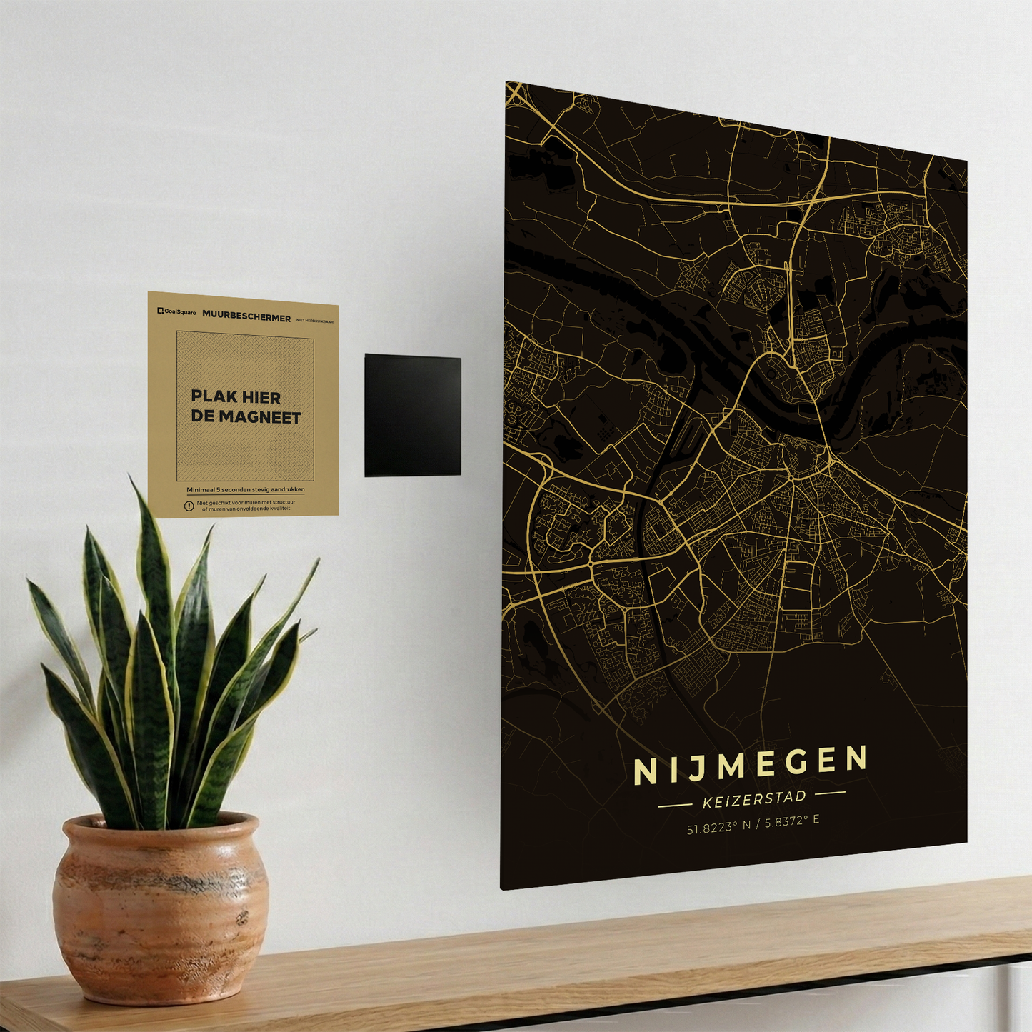Uitleg van het magnetische ophangsysteem van GoalSquare met de Nijmegen poster. Boorvrij, eenvoudig en strak ophangen.