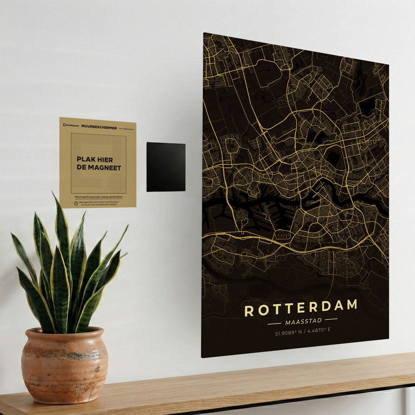 Uitleg van het magnetische ophangsysteem van GoalSquare met de Rotterdam poster. Boorvrij, eenvoudig en strak ophangen.
