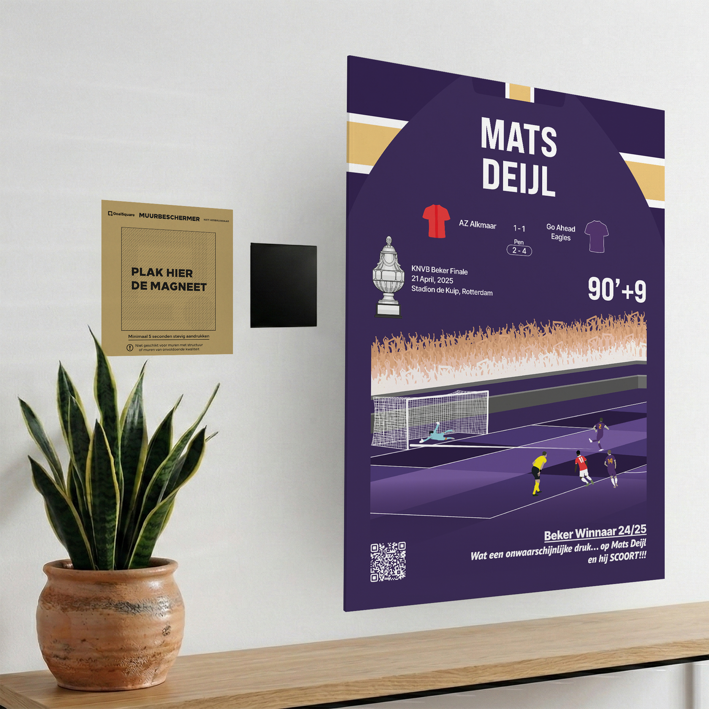 Het magnetische ophangsysteem van GoalSquare gedemonstreerd met de paarse Match Moment poster van de legendarische bekerwinst van Go Ahead Eagles aan de wand.
