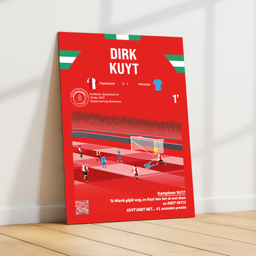 De GoalSquare Match Moment metalen poster van de kampioensgoal van Dirk Kuyt voor Feyenoord schuin geplaatst tegen een witte wand op een lichte houten vloer.