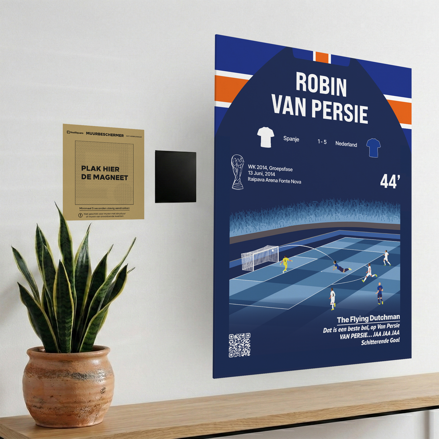 Het magnetische ophangsysteem van GoalSquare gedemonstreerd met de Match Moment poster van de zweefduik van Robin van Persie tegen Spanje aan de wand.