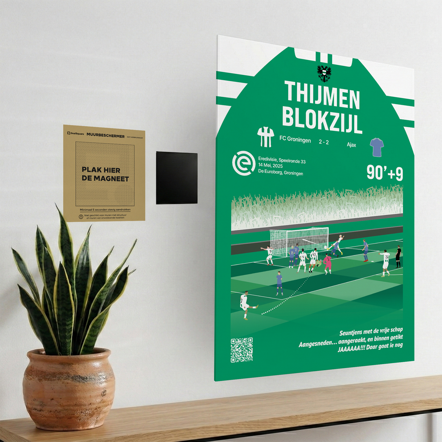 Het magnetische ophangsysteem van GoalSquare gedemonstreerd met de Match Moment poster van de historische treffer van Thijmen Blokzijl tegen Ajax aan de wand.