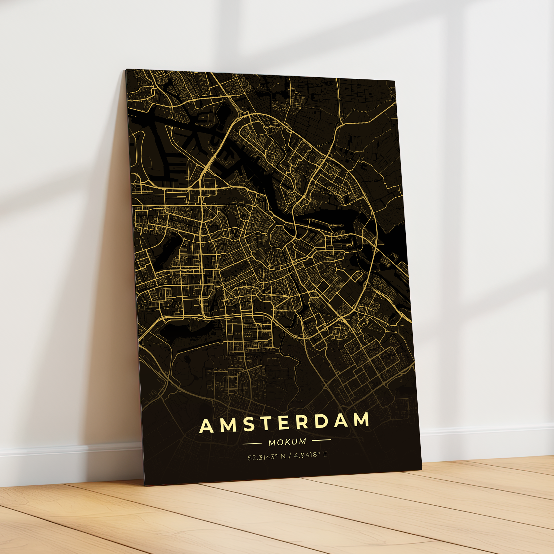GoalSquare metalen poster van Amsterdam leunend tegen een witte muur in een licht, modern interieur. Sfeervolle wanddecoratie op metaal.