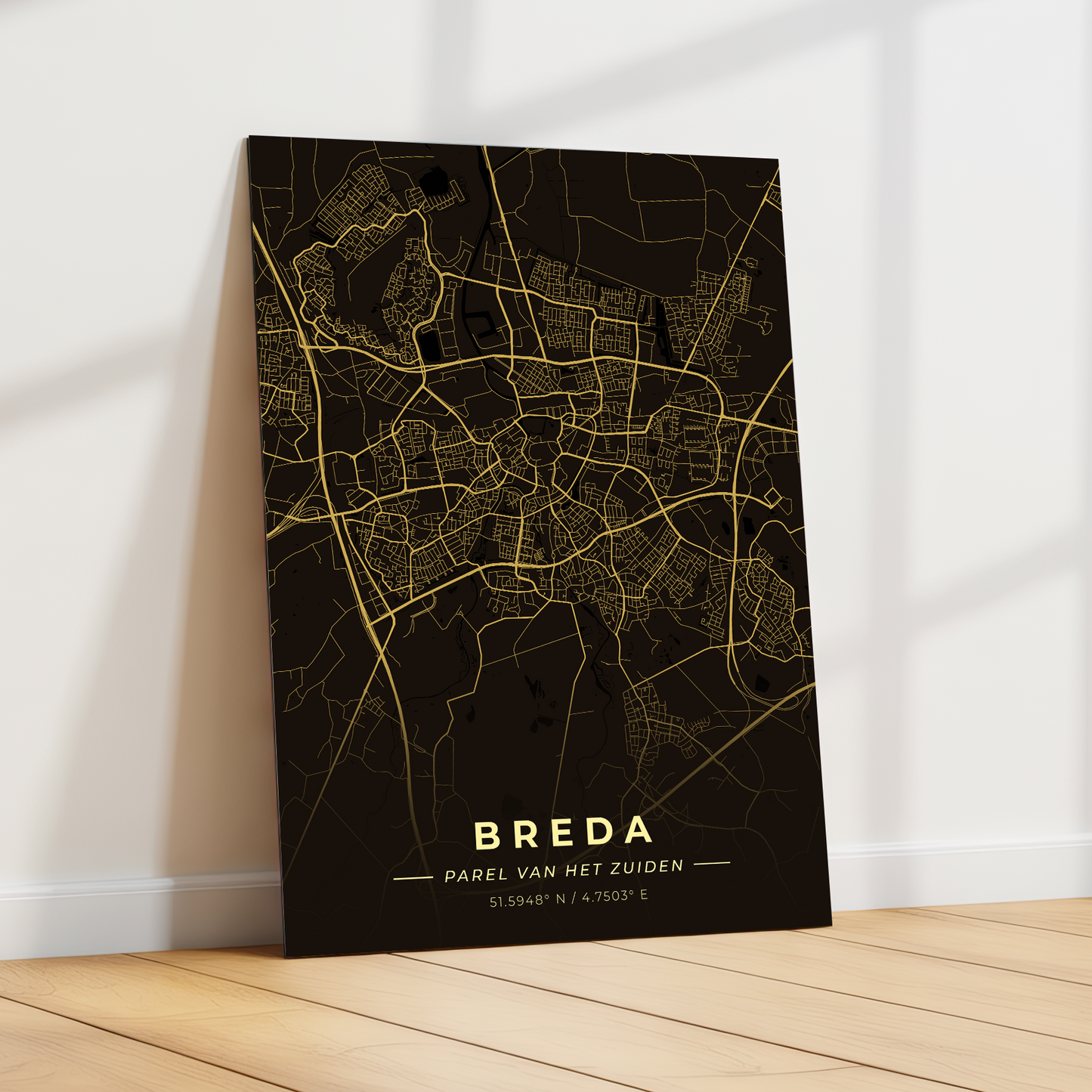 GoalSquare metalen poster van Breda leunend tegen een witte muur in een licht, modern interieur. Sfeervolle wanddecoratie op metaal.