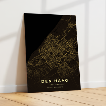 GoalSquare metalen poster van Den Haag leunend tegen een witte muur in een licht, modern interieur. Sfeervolle wanddecoratie op metaal.
