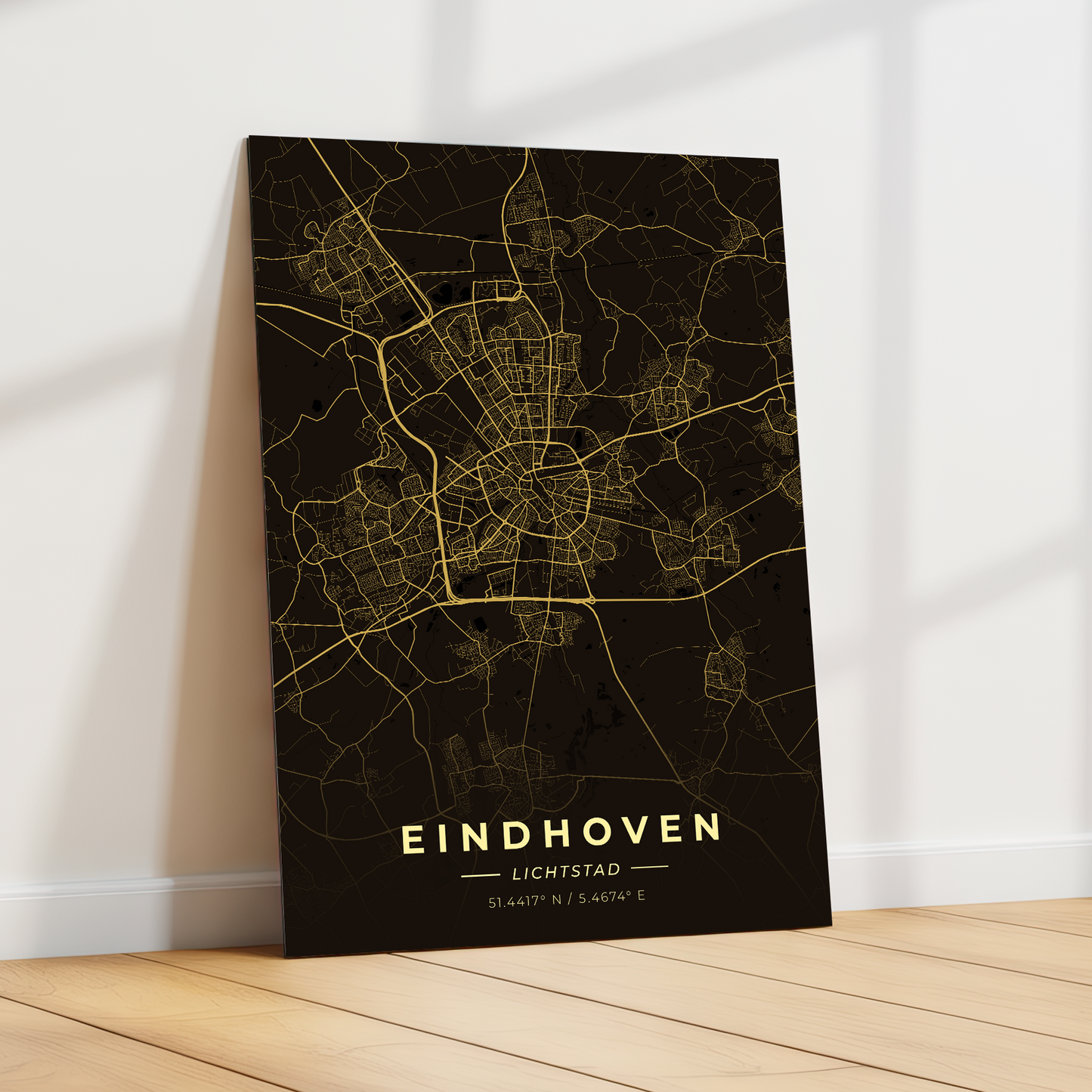 GoalSquare metalen poster van Eindhoven leunend tegen een witte muur in een licht, modern interieur. Sfeervolle wanddecoratie op metaal.