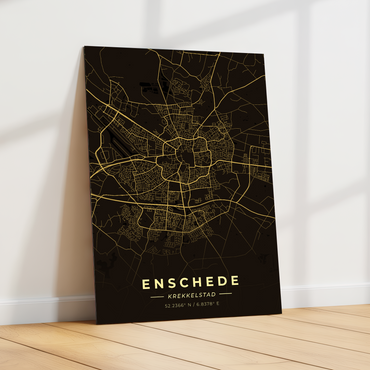 GoalSquare metalen poster van Enschede leunend tegen een witte muur in een licht, modern interieur. Sfeervolle wanddecoratie op metaal.