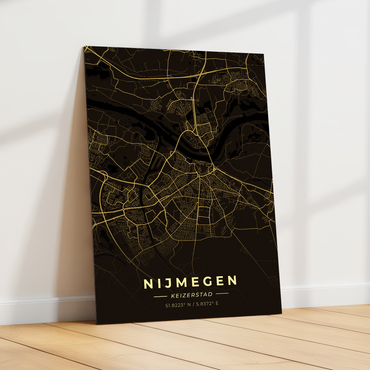 GoalSquare metalen poster van Nijmegen leunend tegen een witte muur in een licht, modern interieur. Sfeervolle wanddecoratie op metaal.