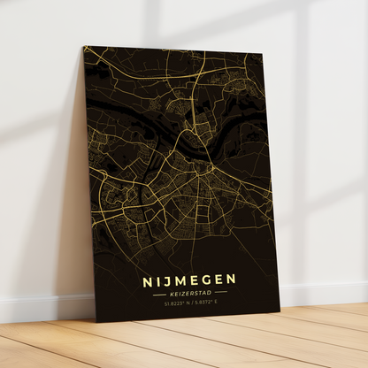 GoalSquare metalen poster van Nijmegen leunend tegen een witte muur in een licht, modern interieur. Sfeervolle wanddecoratie op metaal.