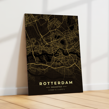 GoalSquare metalen poster van Rotterdam leunend tegen een witte muur in een licht, modern interieur. Sfeervolle wanddecoratie op metaal.