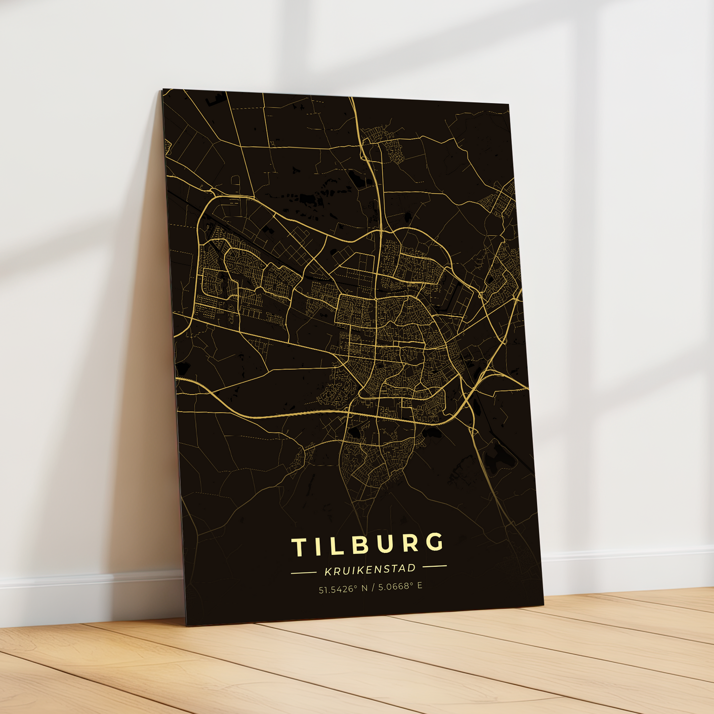 GoalSquare metalen poster van Tilburg leunend tegen een witte muur in een licht, modern interieur. Sfeervolle wanddecoratie op metaal.