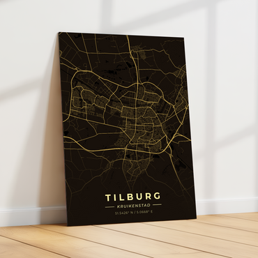 GoalSquare metalen poster van Tilburg leunend tegen een witte muur in een licht, modern interieur. Sfeervolle wanddecoratie op metaal.