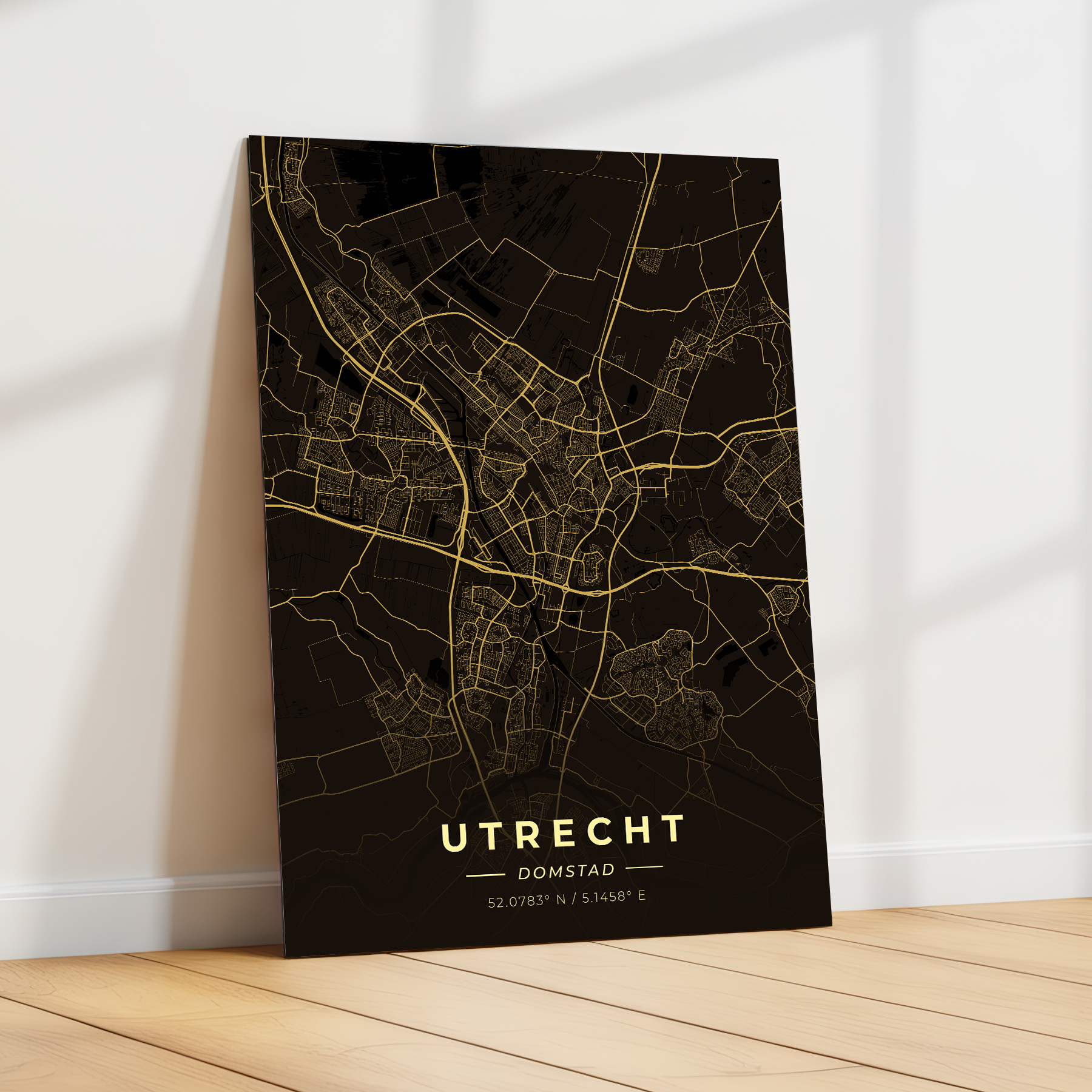 GoalSquare metalen poster van Utrecht leunend tegen een witte muur in een licht, modern interieur. Sfeervolle wanddecoratie op metaal.
