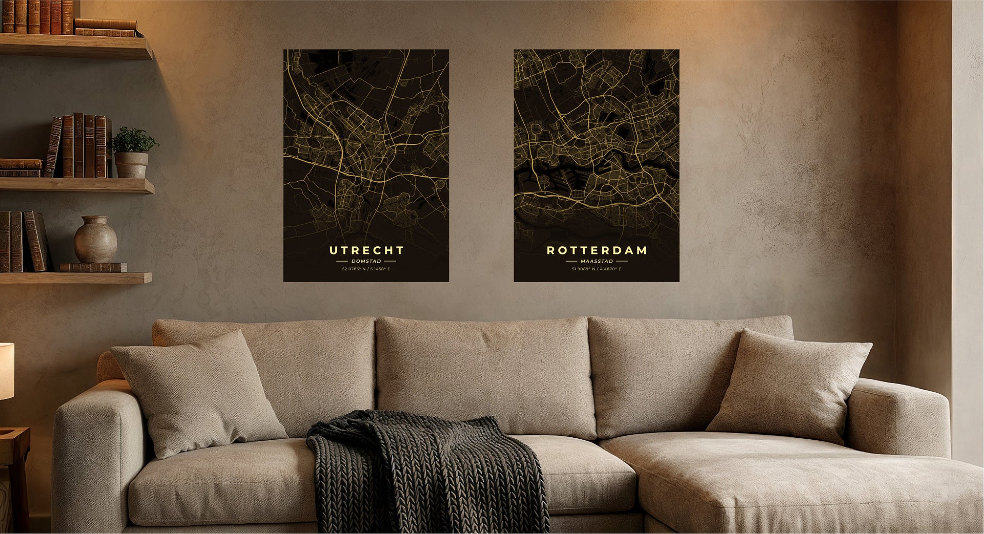 Sfeervolle collectieafbeelding voor GoalSquare Citymaps: Twee luxe metalen stadskaarten van Utrecht en Rotterdam boven een beige stoffen hoekbank.