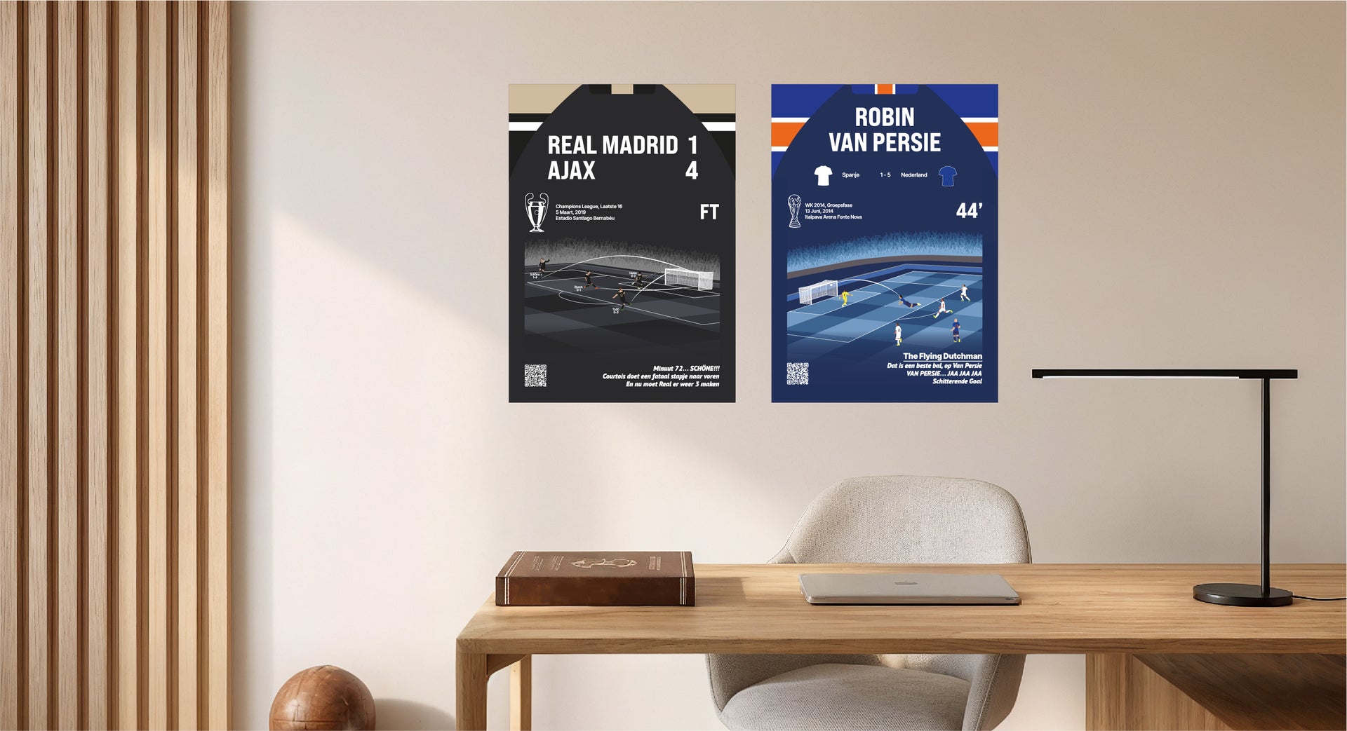 Stijlvolle collectieafbeelding voor GoalSquare Match Winners: Metalen voetbalposters van Real Madrid tegen Ajax en Robin van Persie boven een houten bureau.