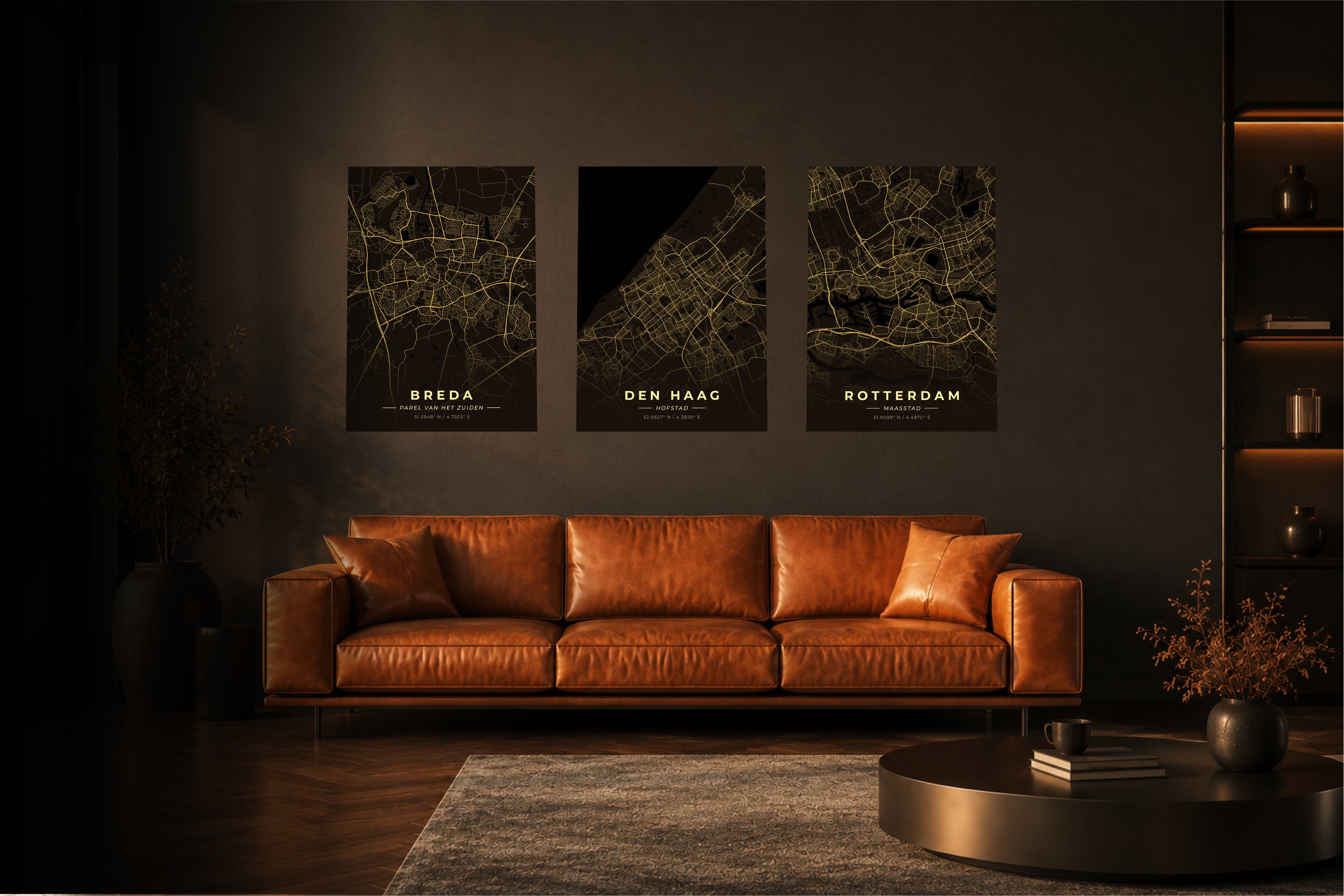 Luxe desktop hero banner voor GoalSquare: Drie metalen stadskaarten van Breda, Den Haag en Rotterdam boven een cognaclederen designbank in een sfeervol, donker interieur.