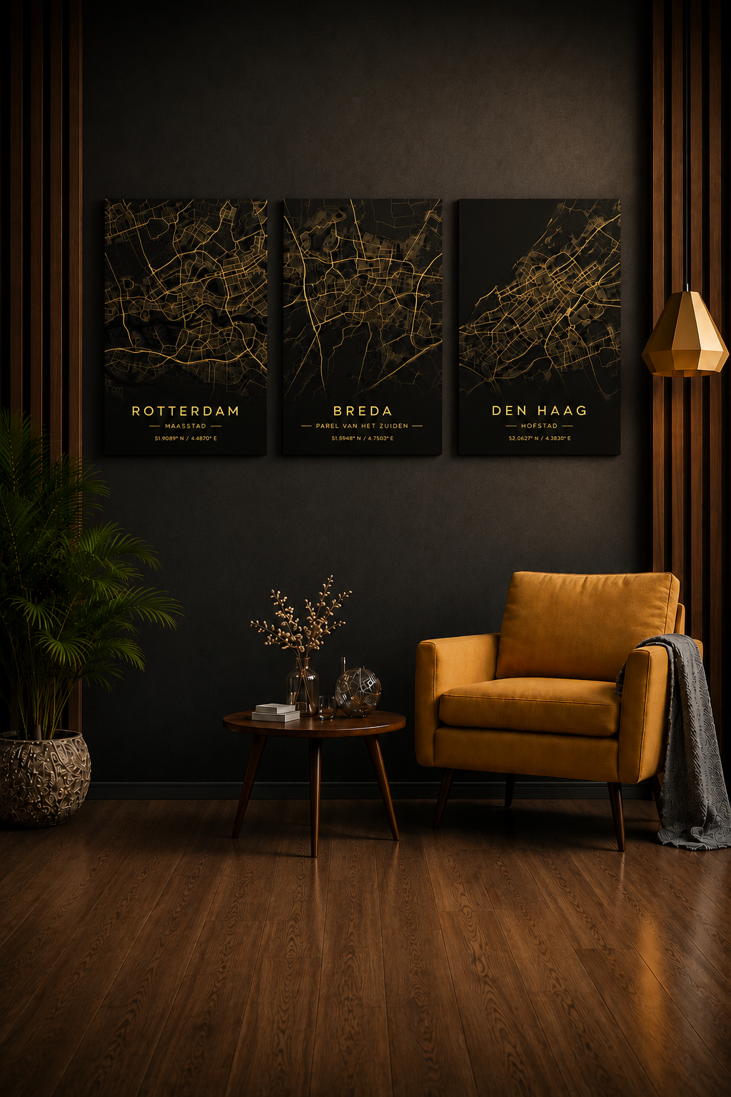 Luxe mobiele hero banner voor GoalSquare: Drie metalen stadskaarten van Rotterdam, Breda en Den Haag boven een okergele fauteuil in een sfeervol, verticaal interieur.