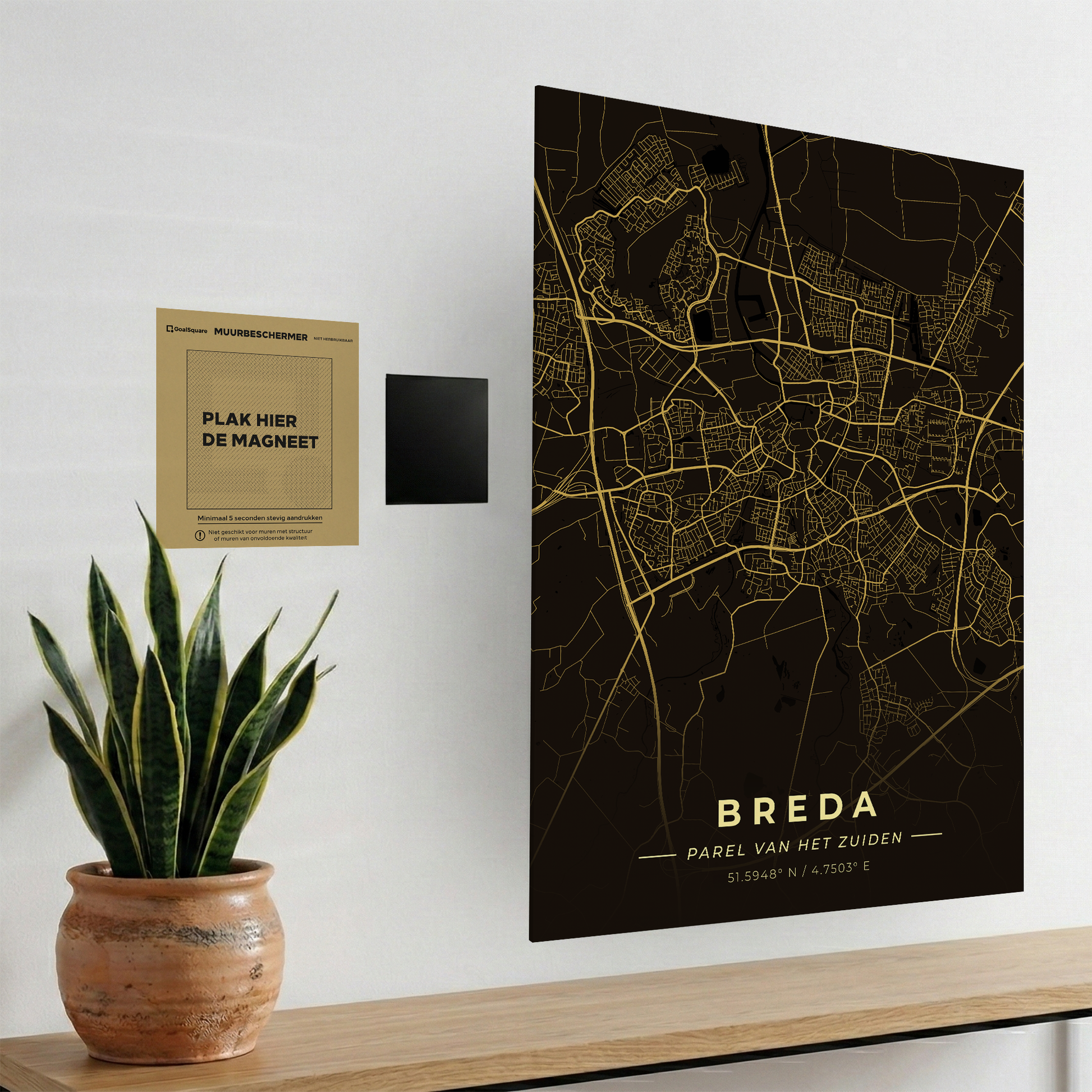 Uitleg van het magnetische ophangsysteem van GoalSquare met de Breda poster. Boorvrij, eenvoudig en strak ophangen.