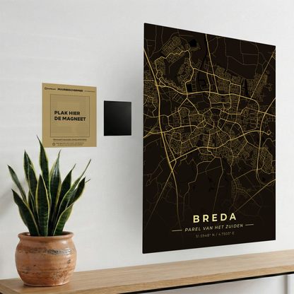 Uitleg van het magnetische ophangsysteem van GoalSquare met de Breda poster. Boorvrij, eenvoudig en strak ophangen.