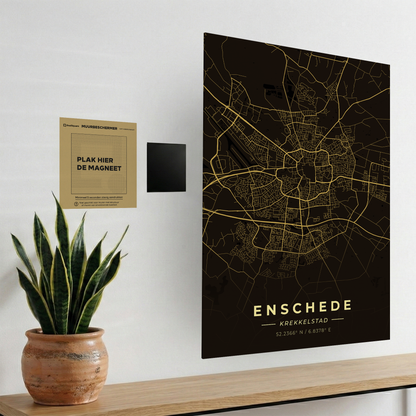 Uitleg van het magnetische ophangsysteem van GoalSquare met de Enschede poster. Boorvrij, eenvoudig en strak ophangen.