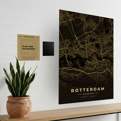 Uitleg van het magnetische ophangsysteem van GoalSquare met de Rotterdam poster. Boorvrij, eenvoudig en strak ophangen.