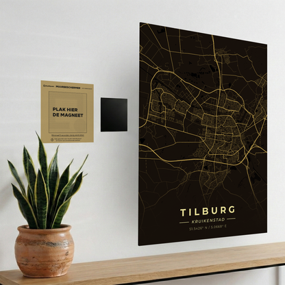 Uitleg van het magnetische ophangsysteem van GoalSquare met de Tilburg poster. Boorvrij, eenvoudig en strak ophangen.