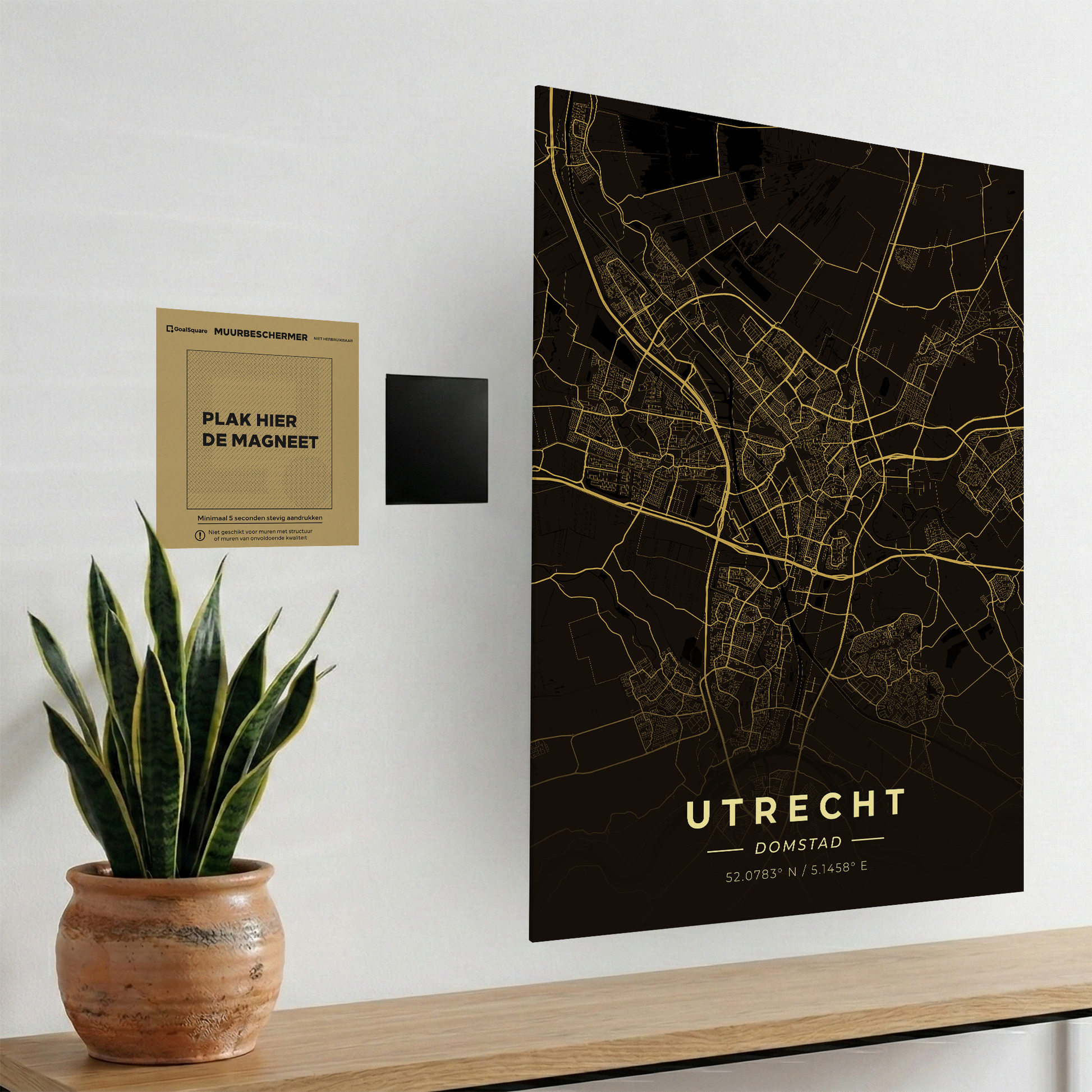 Uitleg van het magnetische ophangsysteem van GoalSquare met de Utrecht poster. Boorvrij, eenvoudig en strak ophangen.