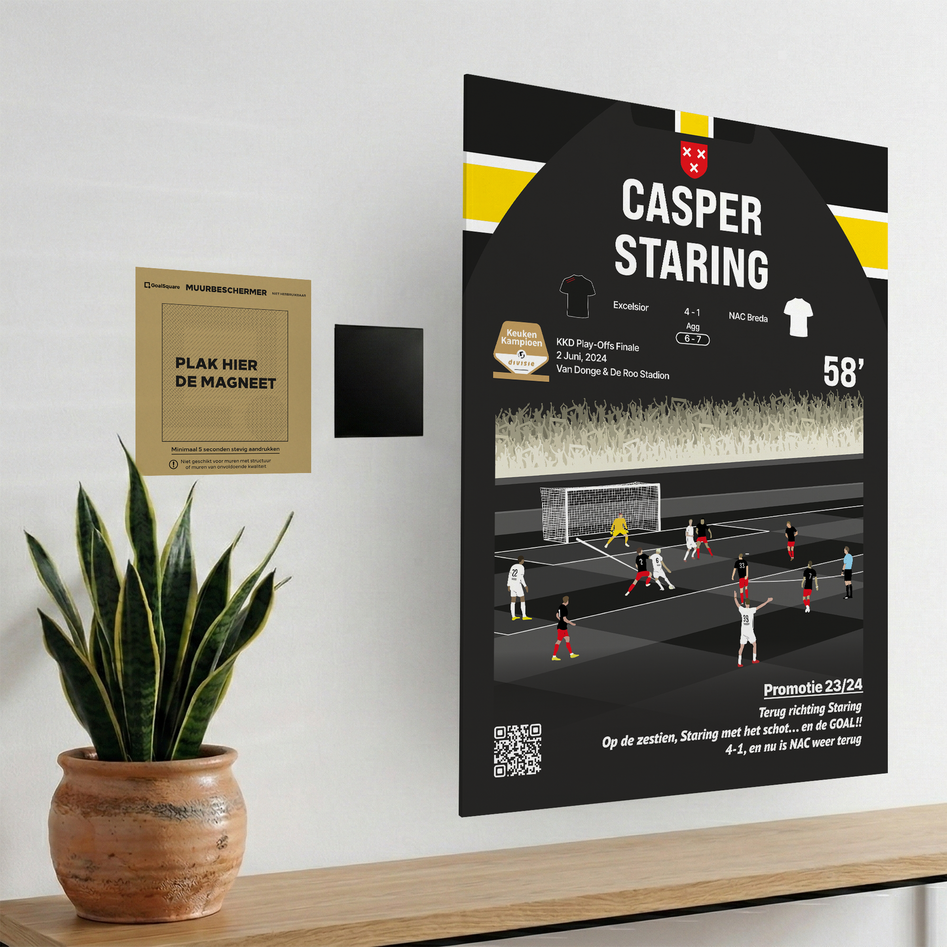 Het magnetische ophangsysteem van GoalSquare gedemonstreerd met de Match Moment poster van de historische promotiegoal van Casper Staring van NAC Breda aan de wand.