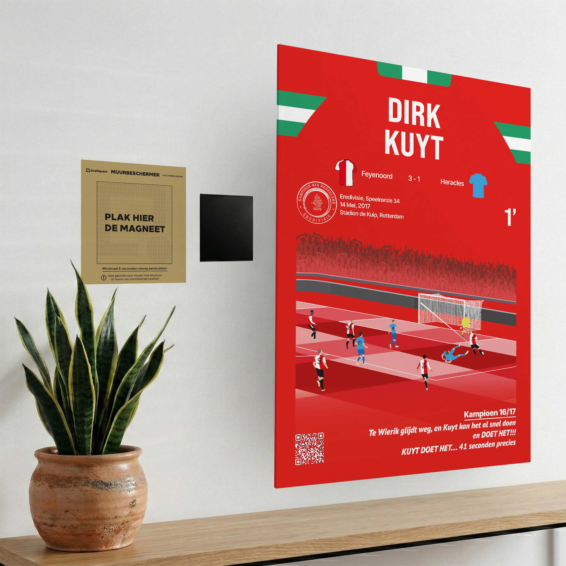Het magnetische ophangsysteem van GoalSquare gedemonstreerd met de rode Match Moment poster van de legendarische hattrick en het kampioenschap van Dirk Kuyt met Feyenoord aan de wand.