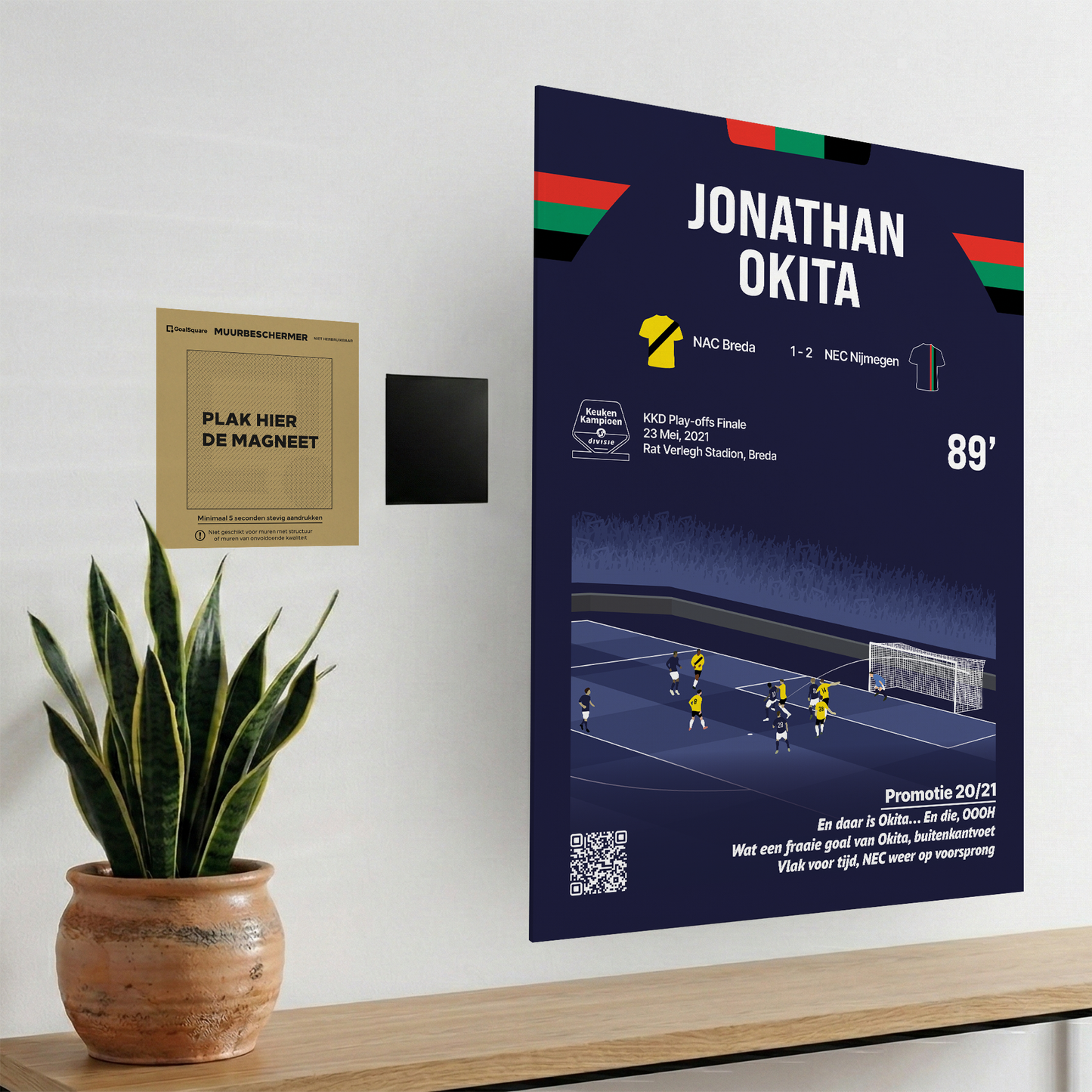 Het magnetische ophangsysteem van GoalSquare gedemonstreerd met de Match Moment poster van de late winnende treffer van Jonathan Okita voor NEC aan de wand.