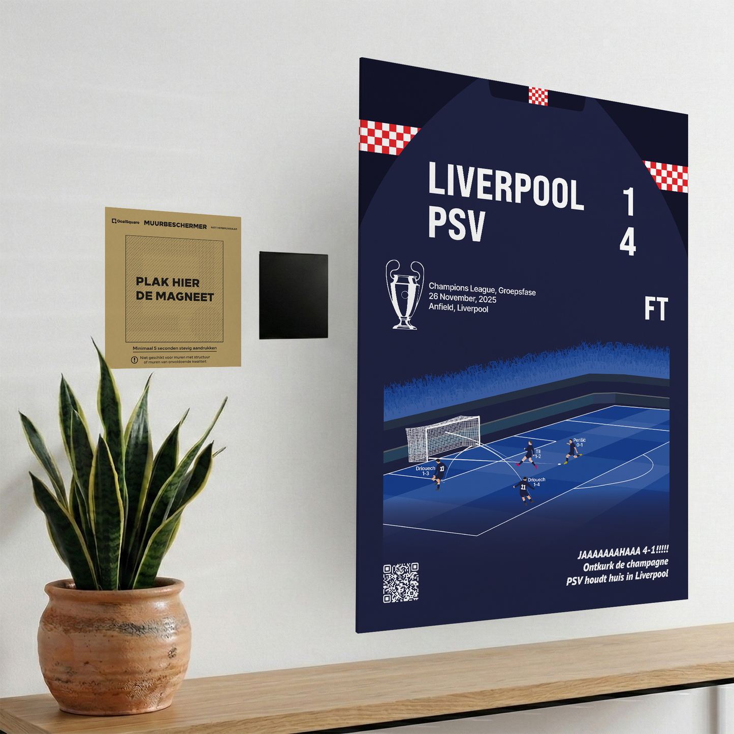 Het magnetische ophangsysteem van GoalSquare gedemonstreerd met de Match Moment poster van de historische Champions League overwinning van PSV bij Liverpool aan de wand.