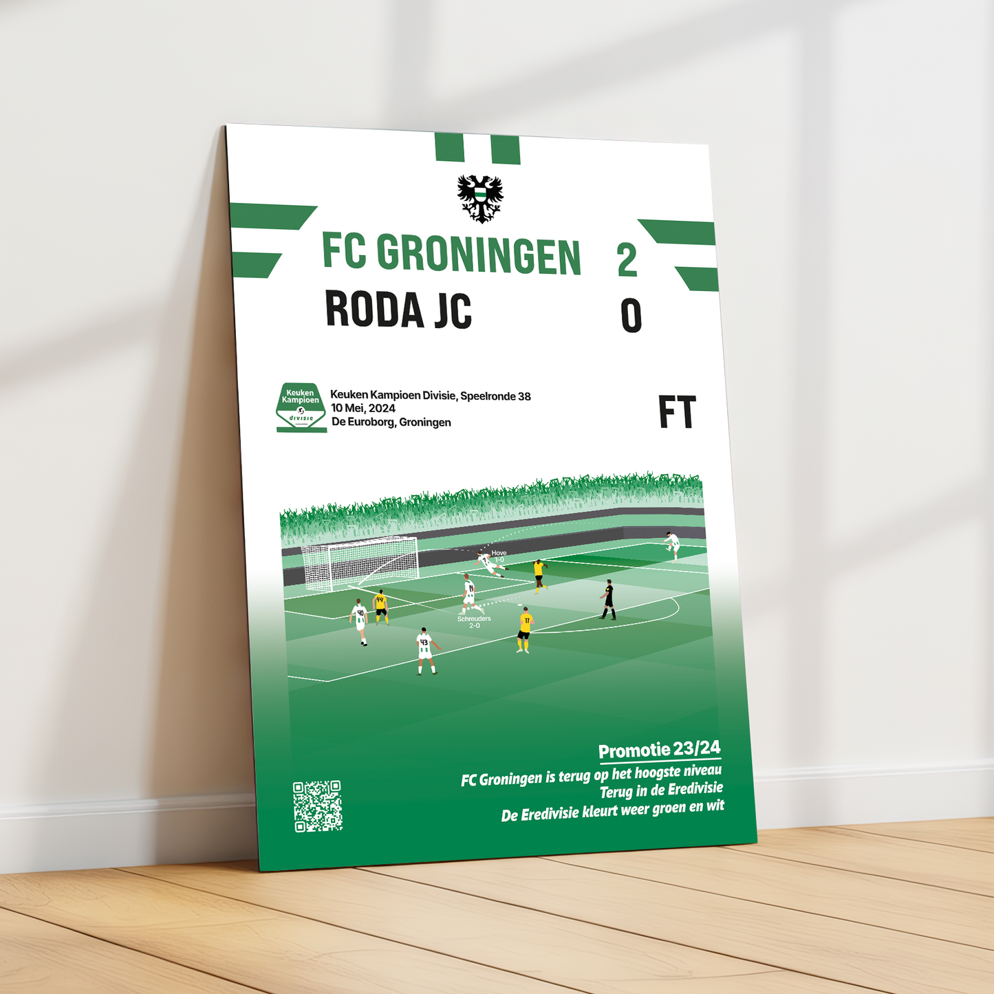 De GoalSquare Match Moment metalen poster van de promotiewedstrijd van FC Groningen schuin geplaatst tegen een witte wand op een lichte houten vloer.