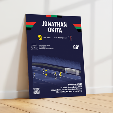 De GoalSquare Match Moment metalen poster van de legendarische goal van Jonathan Okita waardoor NEC promoveerde schuin geplaatst tegen een witte wand op een lichte houten vloer.