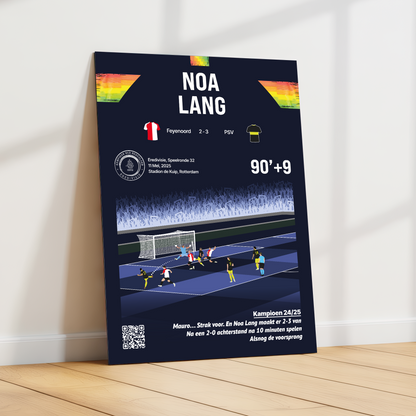 De GoalSquare Match Moment metalen poster van Noa Lang schuin geplaatst tegen een witte wand op een lichte houten vloer.