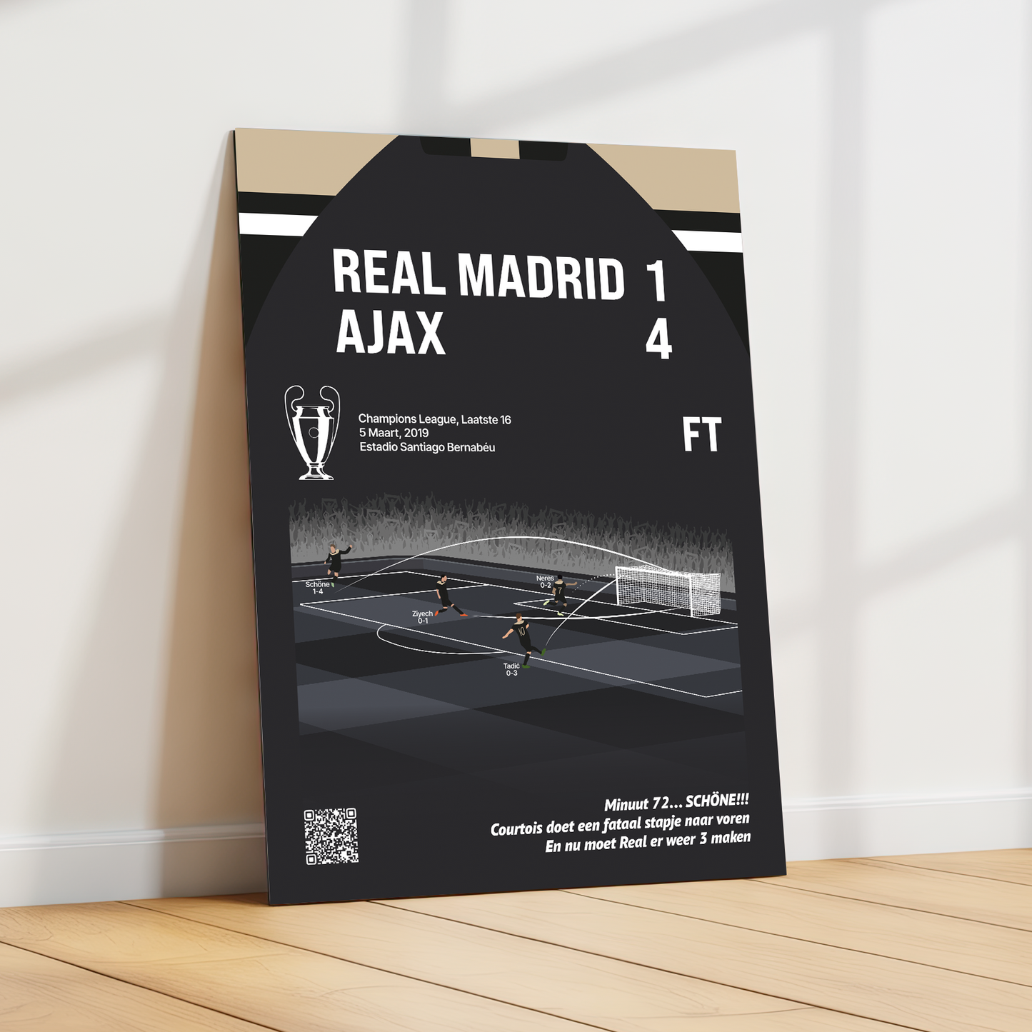 De GoalSquare Match Moment metalen poster van de legendarische een vier winst van Ajax tegen Real Madrid schuin geplaatst tegen een witte wand op een lichte houten vloer.