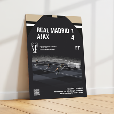 De GoalSquare Match Moment metalen poster van de legendarische een vier winst van Ajax tegen Real Madrid schuin geplaatst tegen een witte wand op een lichte houten vloer.