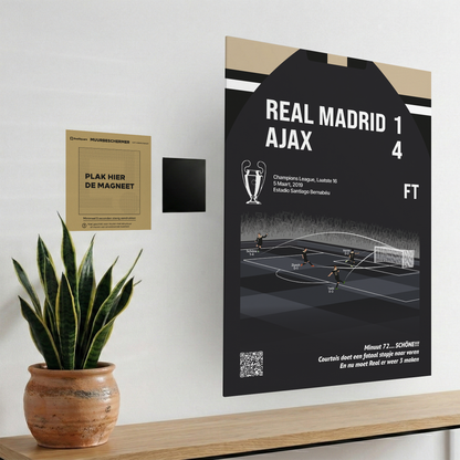 Het magnetische ophangsysteem van GoalSquare gedemonstreerd met de zwarte Match Moment poster van de historische Champions League avond van Ajax in Madrid aan de wand.