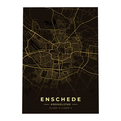 Premium metalen poster van de plattegrond van Enschede (Krekkelstad). Luxe goud-op-zwart design van GoalSquare met coördinaten.