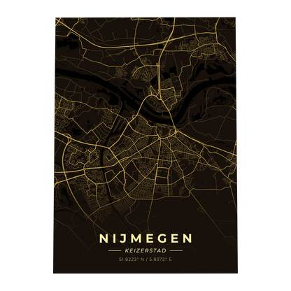 Premium metalen poster van de plattegrond van Nijmegen (Keizerstad). Luxe goud-op-zwart design van GoalSquare met coördinaten.