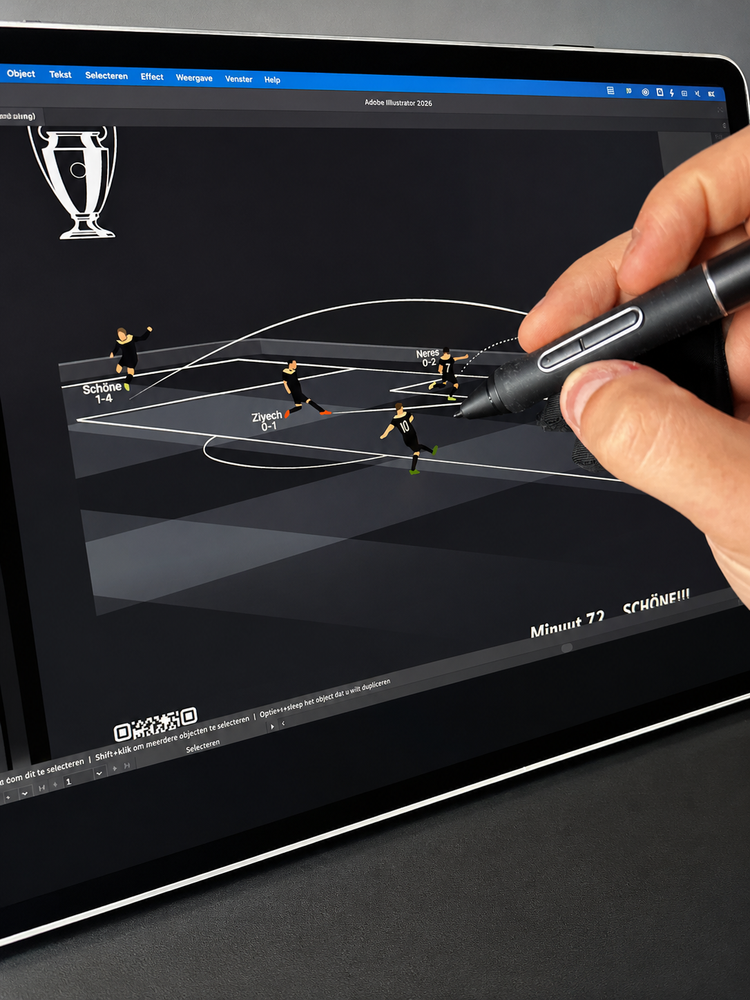 Kijkje achter de schermen voor de GoalSquare Over Ons pagina: Een hand tekent met een digitale pen op een tekentablet in Adobe Illustrator aan de Real Madrid tegen Ajax voetbalposter.