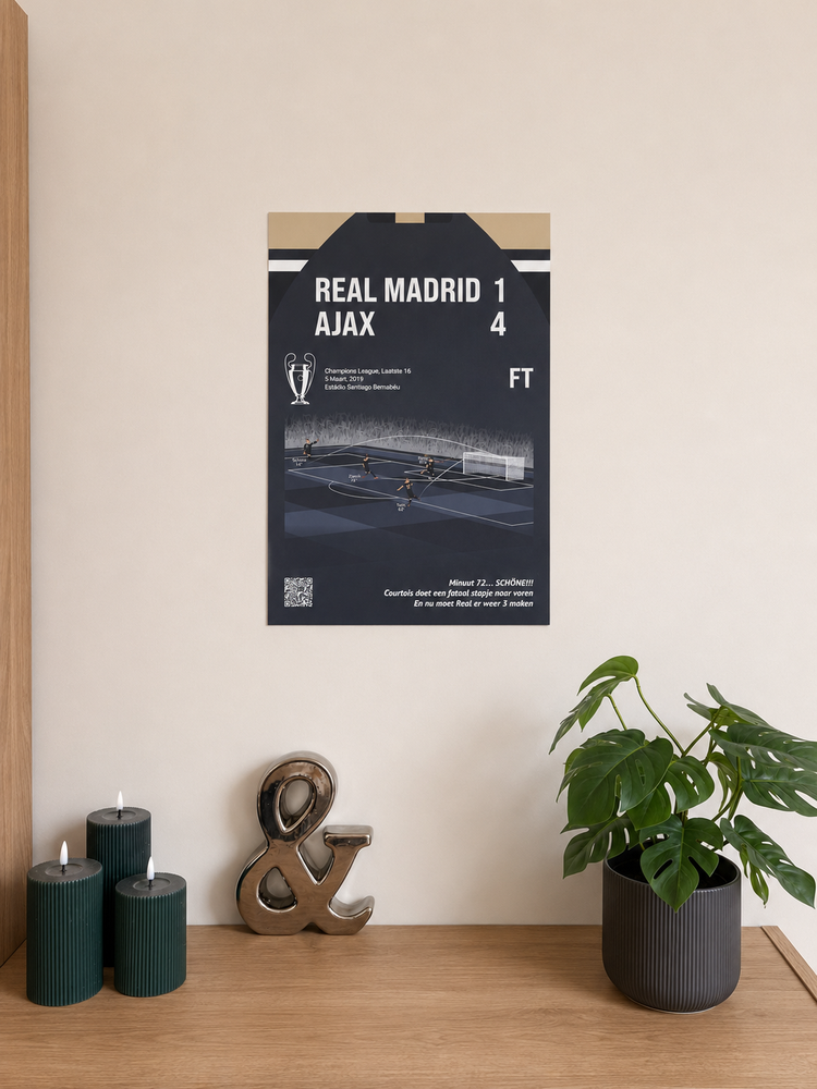Sfeervolle lifestyle-afbeelding voor de GoalSquare Over Ons pagina: Een metalen poster van Real Madrid tegen Ajax hangt aan een lichte wand boven een houten dressoir met woonaccessoires.